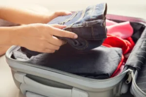 préparation d'une valise remplie de vêtements