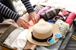 cause punaise de lit voyage valise remplie de vêtements pour partir en vacances