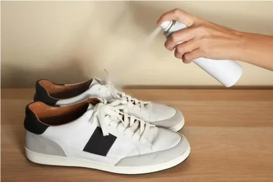 Capture d’écran 2024-10-28 151150 Main pulvérisant un désodorisant sur des chaussures blanches, c'est une illustration métaphorique à la terre de Sommières.