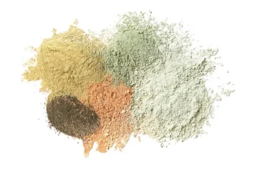 argiles Mélange de différentes couleurs de Terre de Sommières en poudre, utilisé pour le nettoyage naturel des surfaces.