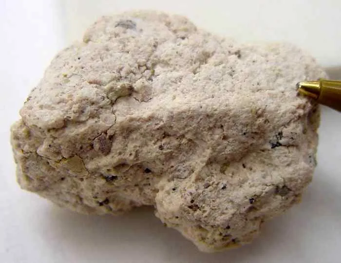 montmorillonite Pierre de Terre de Sommières, montrant sa texture naturelle pour le nettoyage des surfaces.