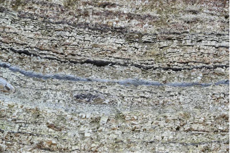 Capture decran 2024 11 14 144734 Stratification géologique montrant différentes couches de roche dans une coupe de sol.