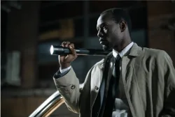 Capture decran 2024 11 26 093120 Homme inspectant une pièce sombre avec une lampe torche.