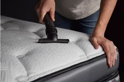 Capture decran 2024 11 26 111252 Nettoyage d'un matelas avec un aspirateur pour prévenir les infestations de punaises de lit.