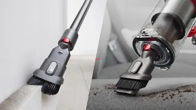 Brosse d’aspirateur multifonction utilisée pour nettoyer les bords des plinthes et les surfaces d’un canapé afin d’éliminer la poussière et les débris.