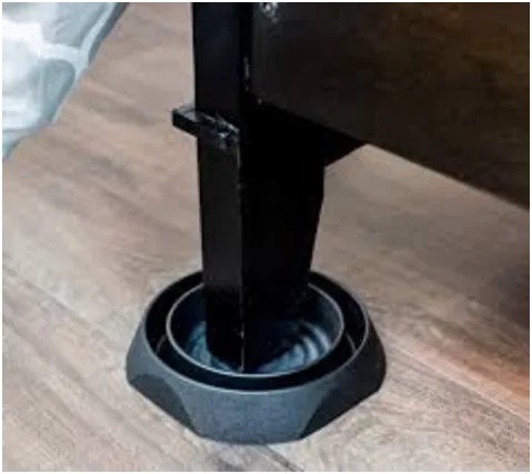 Piège à punaises de lit installé sous un pied de lit