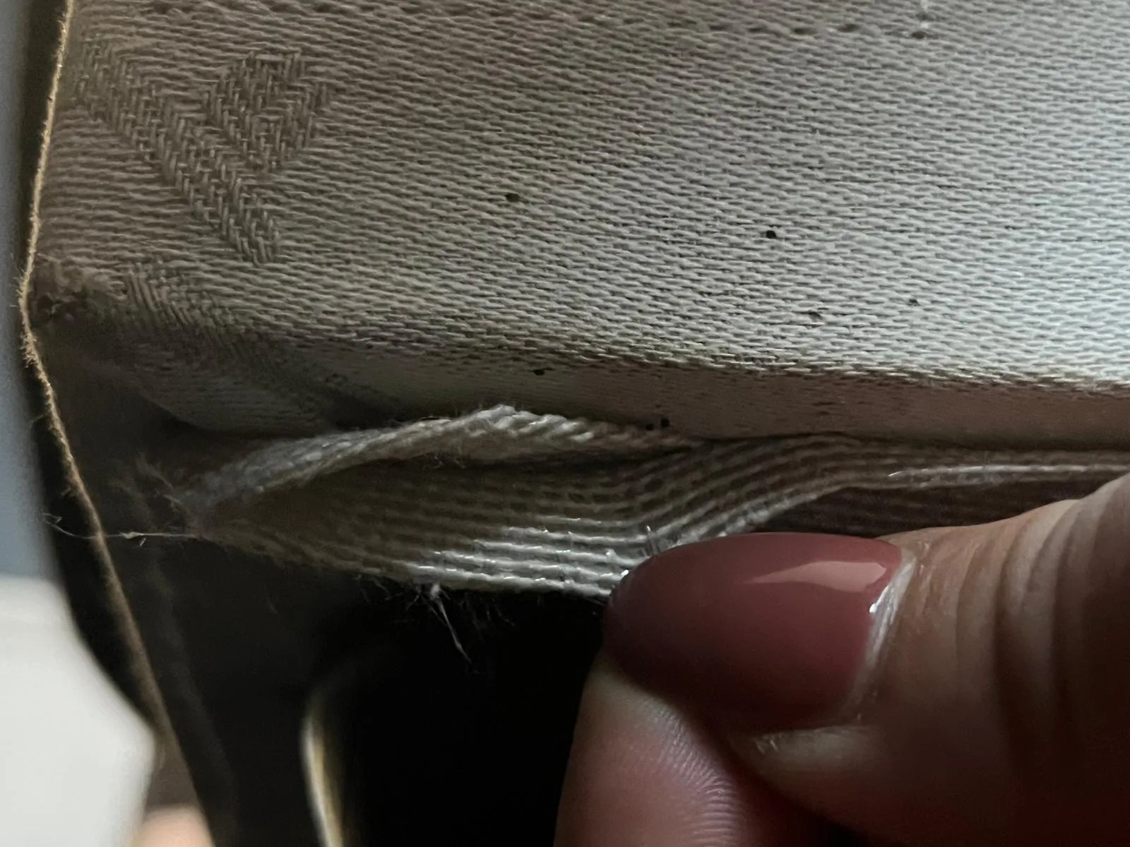 Matelas inspecté pour des signes d'infestation de punaises de lit.