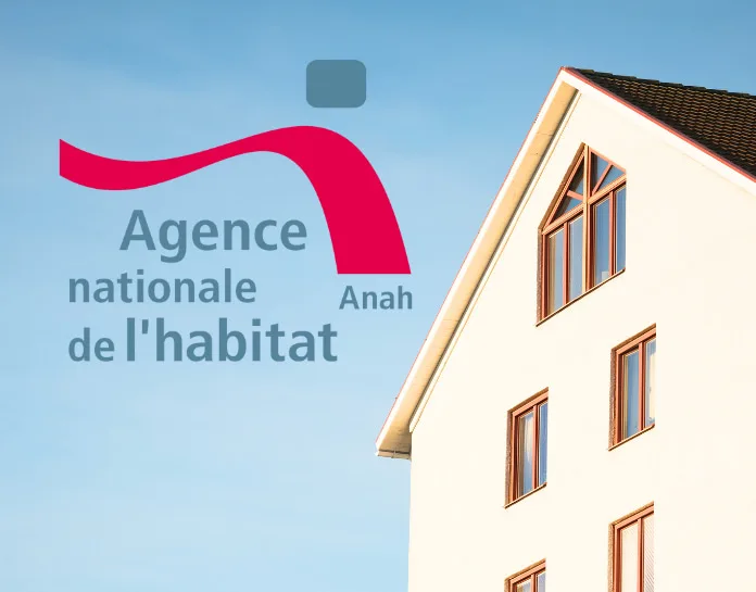 anah Logo de l'Agence Nationale de l'Habitat (ANAH) à côté d'une maison moderne sous un ciel bleu.