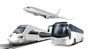 Illustration d’un avion, d’un train et d’un bus en mouvement, représentant différents moyens de transport.
