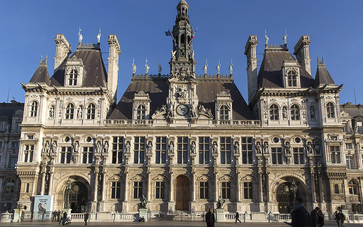 image processing20200406 22890 173k4kd Vue de l'Hôtel de Ville de Paris sous un ciel bleu, bâtiment historique et siège de la mairie.