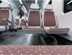 Sièges propres et modernes dans un train.