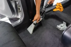 Aspirateur utilisé pour nettoyer l'intérieur d'une voiture afin d'éliminer les punaises de lit.