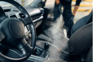 Nettoyage à la vapeur d'un siège de voiture pour traiter les punaises de lit.