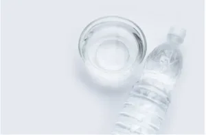 Eau en bouteille et bol pour des utilisations polyvalentes. vinaigre blanc