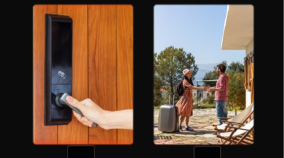 Voyageurs échangeant des clés de location de vacances en extérieur.