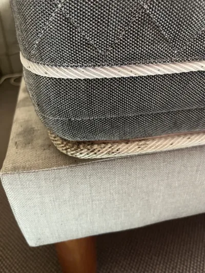 Infestation de punaises de lit sur un matelas – signes et prévention. Matelas infesté avec traces de punaises de lit et taches suspectes.