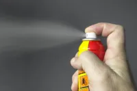 Pulvérisation d’un insecticide anti-nuisibles dans une pièce infestée.