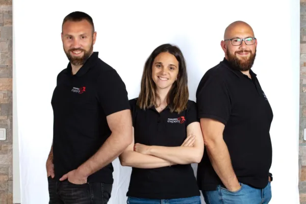 L’équipe de Punaises Expert, experts en traitement contre les punaises de lit Équipe de Punaises Expert en tenue professionnelle, spécialisée dans la détection et le traitement des punaises de lit