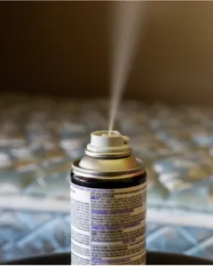 Insectiside en cours proche d'un matelas où il y a potentiellement des punaises de lit.
