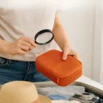 Inspection minutieuse d’une trousse de voyage pour vérifier la présence de punaises de lit