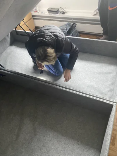 Inspection manuelle d’un sommier pour détecter la présence de punaises de lit