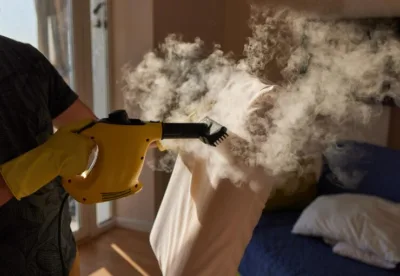 Traitement à la vapeur d’un oreiller infesté de punaises de lit Désinfection d’un oreiller à la vapeur contre les punaises de lit à l’aide d’un nettoyeur vapeur portable