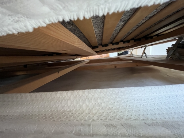 Vue intérieure d’un sommier en bois pouvant abriter des punaises de lit