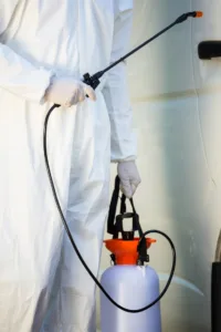 Technicien antiparasitaire équipé pour le traitement contre les punaises de lit