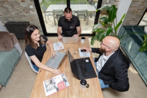 equipe de punaises expert au bureau